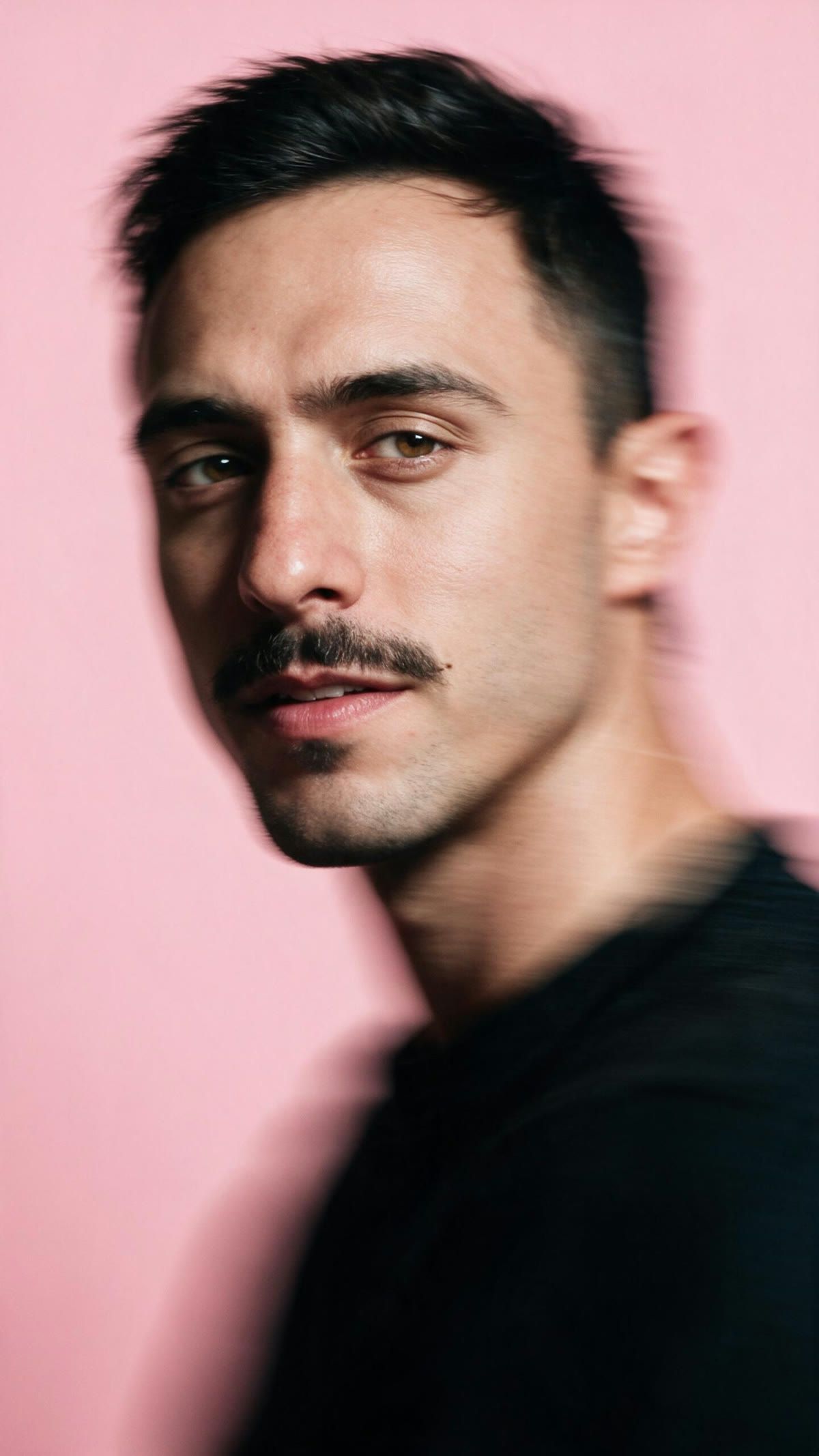 Retrato editorial em fundo rosa