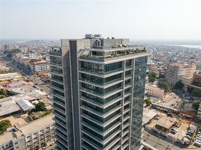 Depois: Torre pela metade vira entregue
